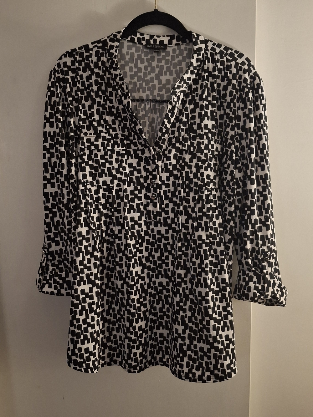 Ava & Grace Black and White Women's Geo-Print Button-Front Blouse